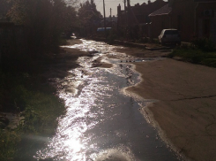 Из полуразрушенного дома в Волгограде вода льется на жилые кварталы