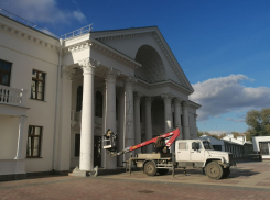 В прогремевший скандалами после реконструкции за миллиард волгоградский театр начали водить экскурсии