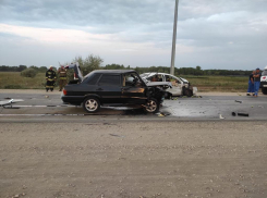 Такси с кабачками попало в лобовое ДТП: въезд в Волгоград встал в пробке