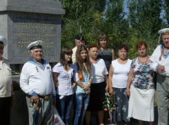 Волгоградские ветераны ВМФ спустили на воду цветы в память о погибших товарищах