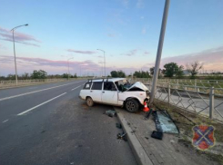 ВАЗ «четырка» влетел в столб и сложился гармошкой - фото с места 