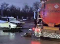 Перед новым годом в столкновении грузовика с «Ладой» в Волгограде погиб мужчина и пострадал подросток