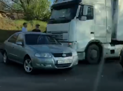 Влетевший под большегруз Nissan собрал огромную пробку на Второй Продольной в Волгограде