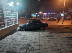 В Волгограде женщина на ВАЗе «влетела» в мясной павильон
