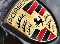 Porsche Cayenne сгорел дотла на набережной в центре Волжского 