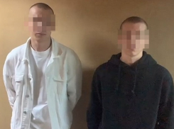 Вылезли из окон и мчали в потоке: очередные «покатушки» сняли на видео в Волгограде