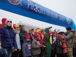 Жители Волгограда устроили Рождественский забег в карнавальных костюмах