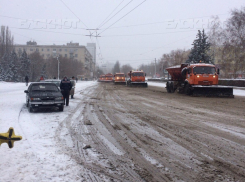 С дорожным коллапсом в Волгограде пытаются справиться 89 единиц снегоуборочной техники