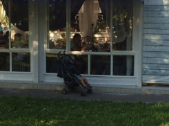 Ради пива и кальяна волгоградцы бросили своего малыша совсем одного в коляске у кафе