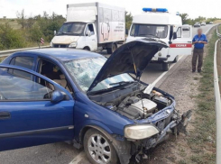 Водитель Opel Astra протаранила отбойник в Волгоградской области: пострадала 19-летняя пассажирка