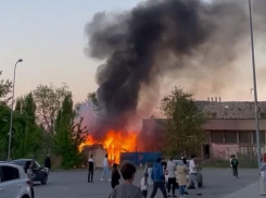 В Волгограде бушует пожар недалеко от ТРЦ «Европа Сити Молл»: видео