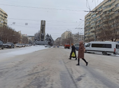 В Волгограде из-за некачественной расчистки дорог запретили въезд в город грузовиков
