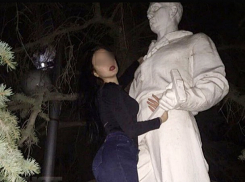 Жгучая брюнетка сделала сексуальное селфи с памятником Первостроителю в Волжском 