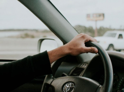 Дележка имущества между бывшими супругами из Волжского закончилась многомиллионными долгами и арестом «Тойоты»