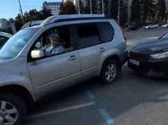 «Гений вождения» устроила треш на волгоградской парковке и стала звездой соцсетей