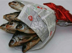 Букетами из сушеной рыбы и вареных раков «клеят» девушки волгоградцев