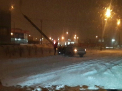 Ночью в Волгограде Priora снесла столб 