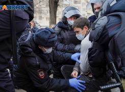 Несанкционированный митинг в поддержку Навального в центре Волгограда в объективе фотографа