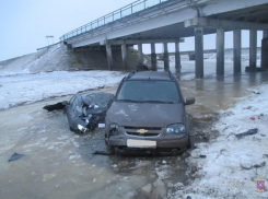 Водитель «Нивы» протаранил тонущую в реке Toyota: пострадали волгоградка и школьница 