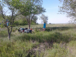 Под Волгоградом 14-летний мальчик перевернулся на мотоцикле: 3 пострадали