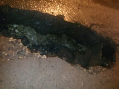 На севере Волгограда на дороге образовалось яма в полметра глубиной