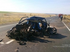 УАЗ вспыхнул на трассе под Волгоградом после тройного ДТП: трое пострадали 