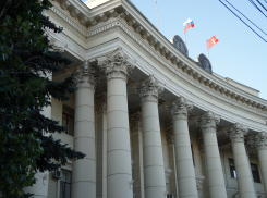 В Волгоградской области могут признать незаконными QR-коды и отстранение от работы без прививки