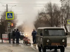 Выбивающийся из-под земли «гейзер» в Волгограде сняли на видео