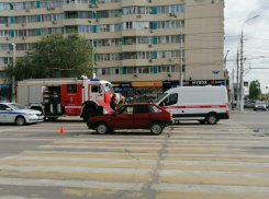 Месиво из осколков, пожарная и скорая: в Волгограде на Современнике произошло ДТП