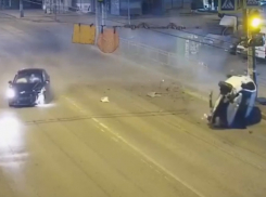 LADA перевернулась, пострадали двое: видео ночного ДТП в Волгограде