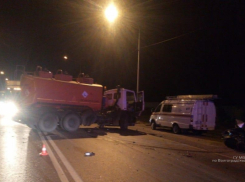 Водитель Geely врезался в МАЗ в Краснооктябрьском районе Волгограда: мужчина погиб