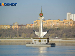 Плавучий памятник волжским речникам вернули на прежнее место в Волгограде