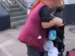 Цыганки с бездонной коляской обокрали супермаркет — видео