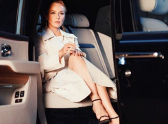 Альбина Джанабаева заинтриговала поклонников новеньким Rolls-Royce
