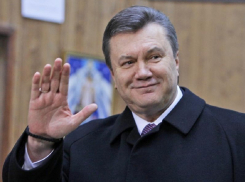 После экскурсии  в музее «Сталинградская битва» Янукович с семьей отправился на Мамаев курган 