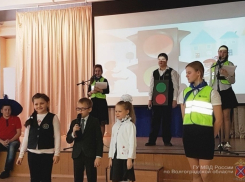 Волгоградские первоклашки получили удостоверения пешеходов