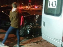 В Волгограде в маршрутку с пассажирами врезался черный «бумер»