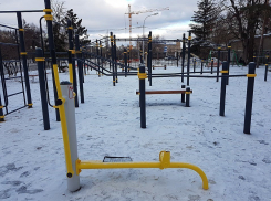 Вандалы сломали тренажер на спортивной площадке, подаренной Волгограду Натальей Водяновой