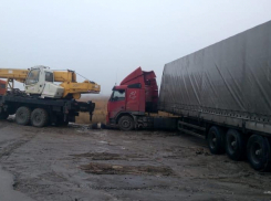 Подробности смерти водителя при попытке вытащить фуру из грязи автокраном в Волгограде