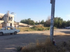 «Шестерка» отрикошетила от ВАЗ-2115 и протаранила забор в Волгограде: водитель мертв 