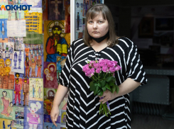 «Мы узнали диагноз дочери, когда ей было три года»: в Волгоград привезли работы уникальных художников