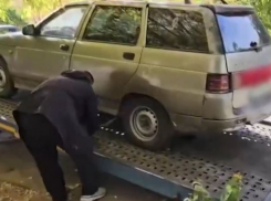 Припаркованные на тротуаре машины и мотоциклы эвакуировали под Волгоградом 