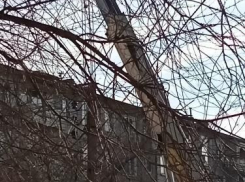 В Волгограде рухнул электрический столб 