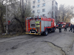 В Волжском загорелись балконы многоэтажки: есть пострадавший