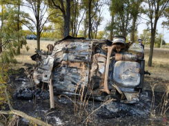 Машина съехала в кювет и загорелась: в Волгоградской области погибли двое молодых парней