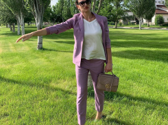 Олимпийская чемпионка показала мастерство своего тела на дорожном знаке в Волгограде