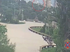 Сорвавшаяся с высотки фанера оставила инвалида без отца в Волгограде