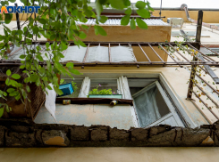 «В квартире осталась прикованная к кровати старушка»: в Волгограде обрушился балкон с женщиной