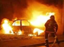 В Волжском за ночь злоумышленники сожгли 2 иномарки