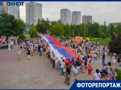 Триста кило шашлыка съели и пронесли 100-метровый флаг на День России в Волгограде